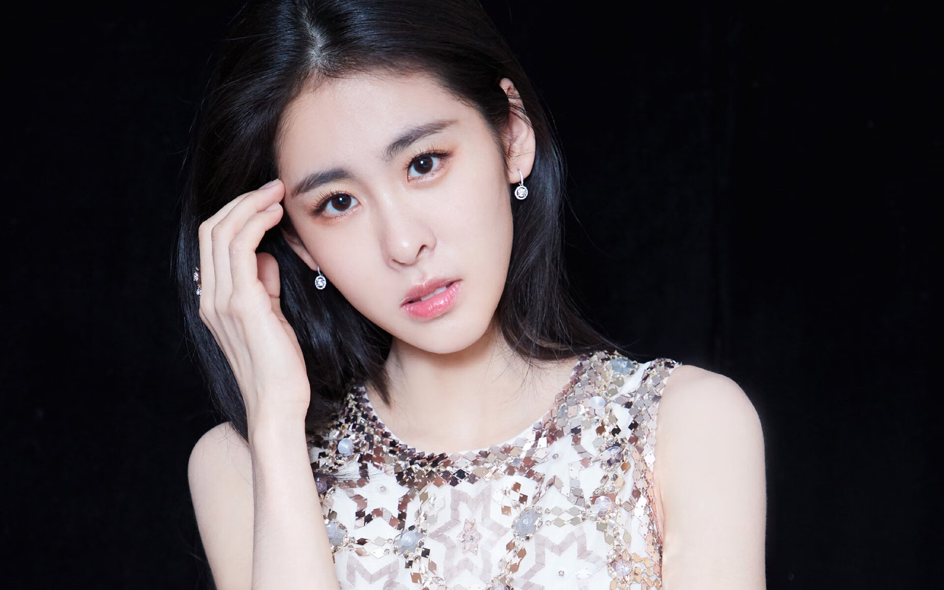 FB体育网页版-中国男篮在国际比赛中力挫强敌，士气高涨，中国男篮国际赛场战绩